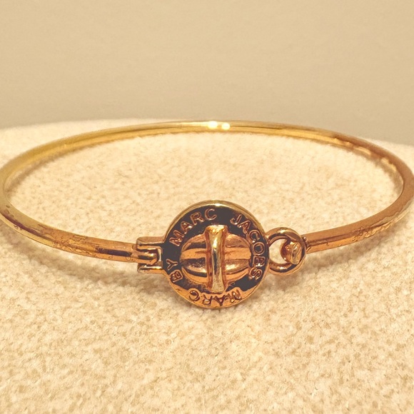 Marc Jacobs Jewelry - Marc Jacobs Gold Plated Circular Clasp Bracelet